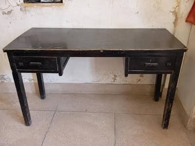 wooden table with 2 drawers