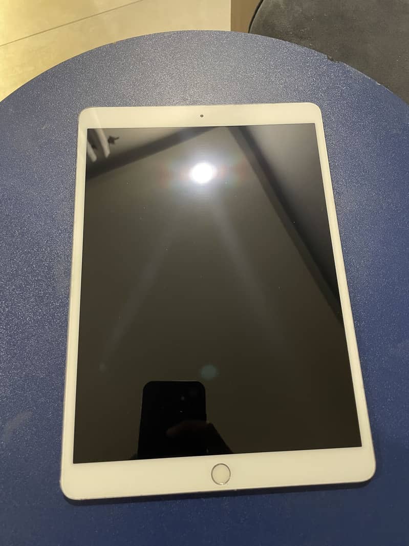 iPad Pro 10.5  (256 Gb) read description 4