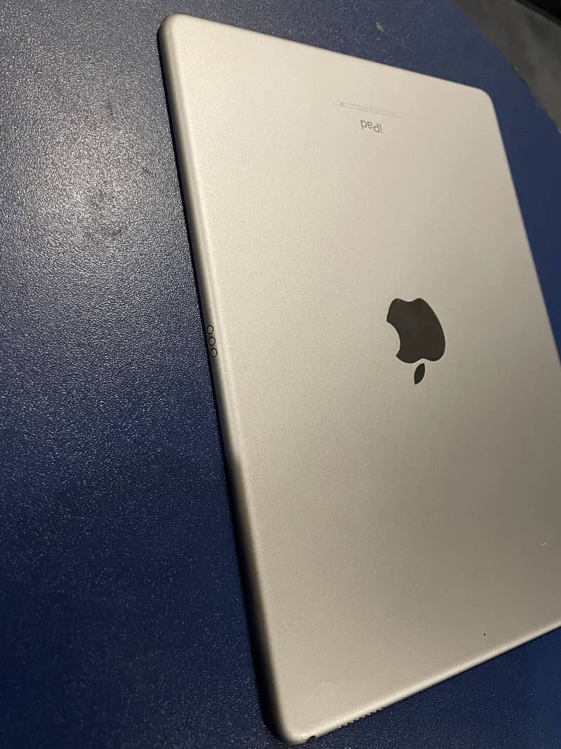 iPad Pro 10.5  (256 Gb) read description 5