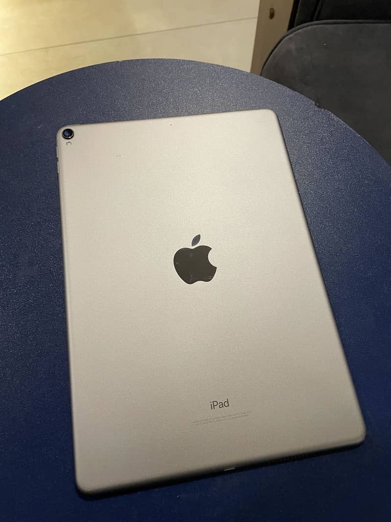 iPad Pro 10.5  (256 Gb) read description 2