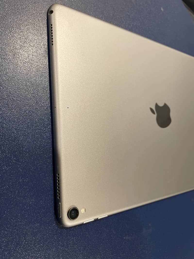 iPad Pro 10.5  (256 Gb) read description 3