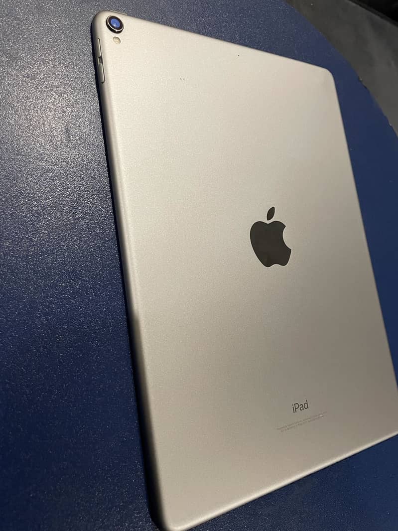 iPad Pro 10.5  (256 Gb) read description 6