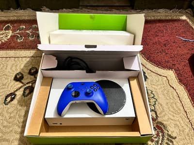 XBOX SERIES S- SEALED WITH ONE SPECIAL EDITION CONTROLLER ORIGINAL