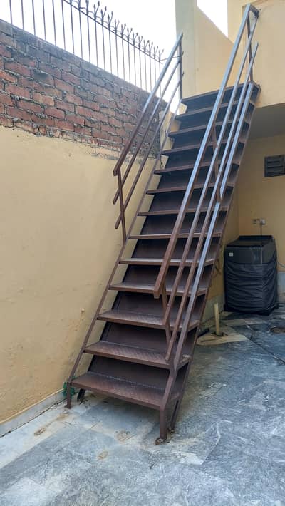 Iron Stairs لوہے کی سیڑھیاں