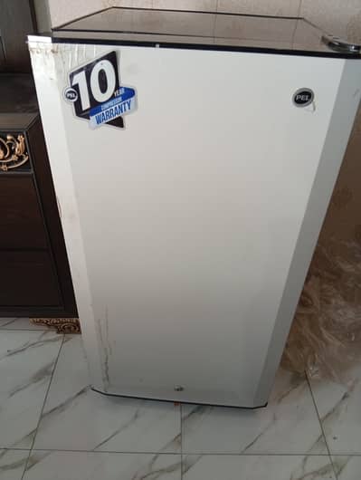 Room refrigerator