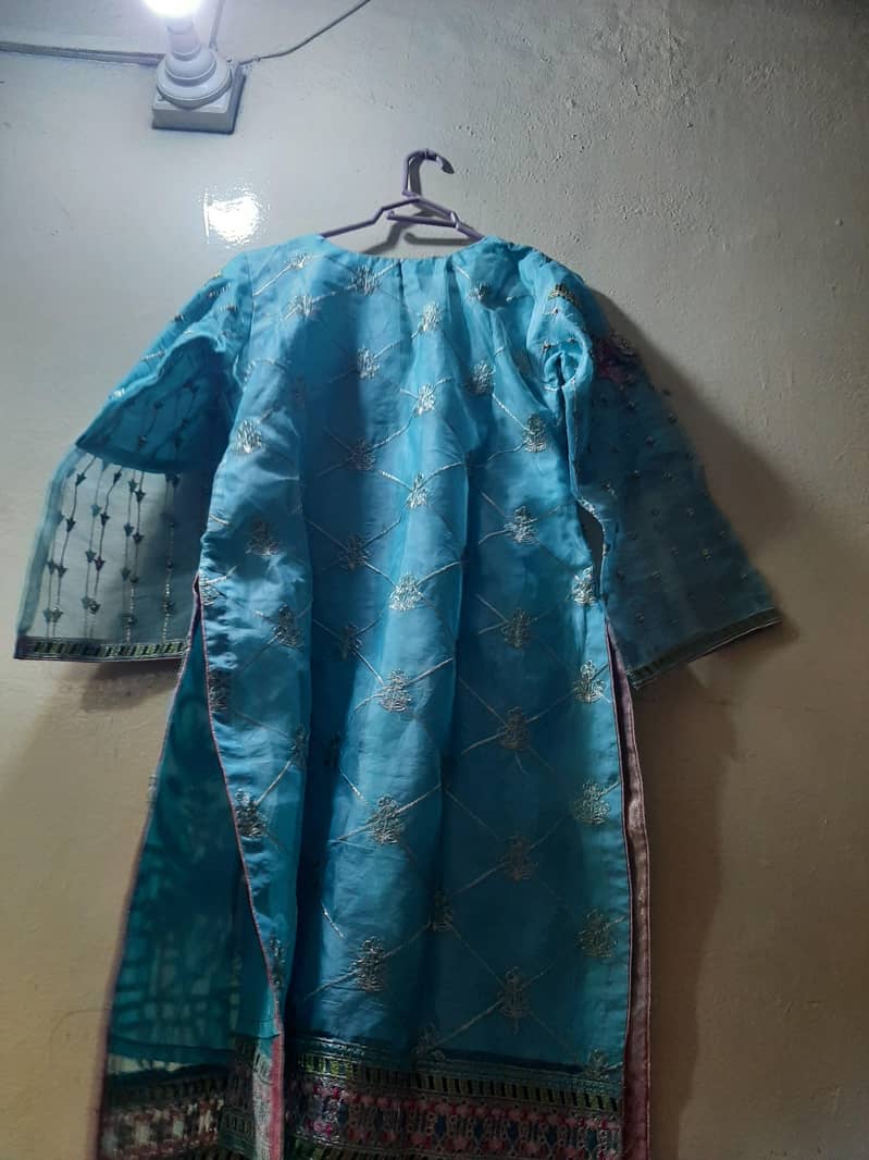ہماری ہول سیل کی دکان ہے اقرا گارمنٹ کے نام سے 1