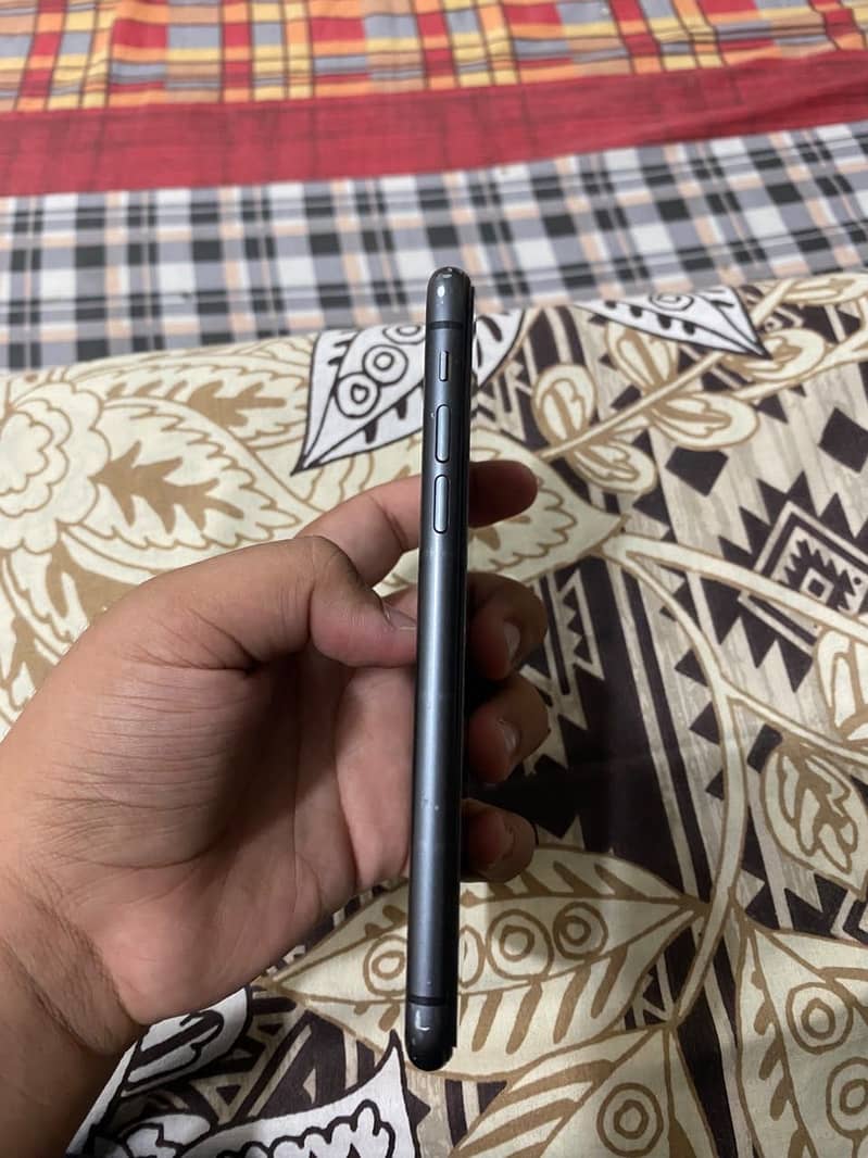 Apple iPhone 11 4