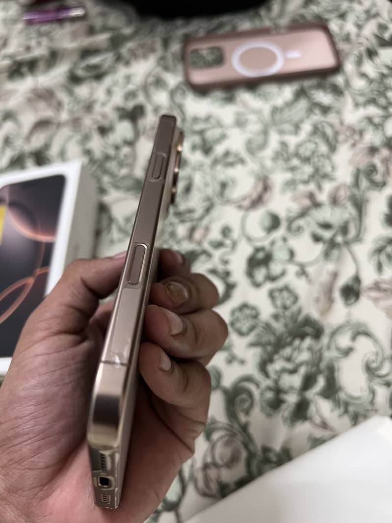 Apple iPhone 16 Pro Max 4