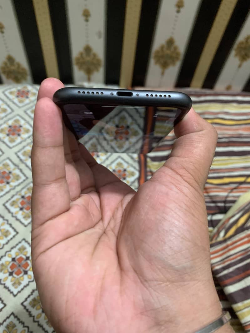 Apple iPhone 11 4
