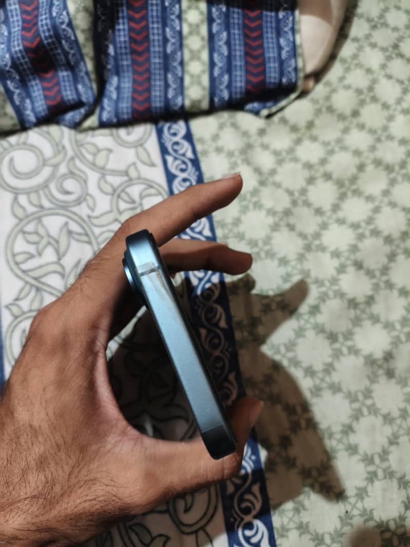 Apple iPhone 16 2