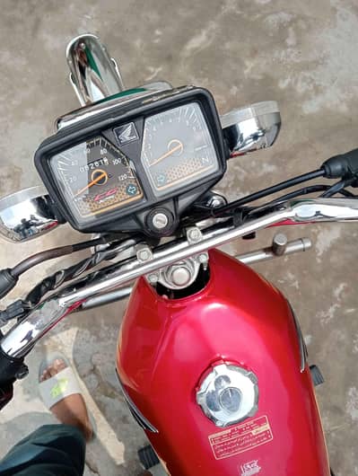 Honda 125 self start model 25 gold