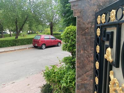 Facing Park Luxurious 10 Marla Upper Portion For Rent