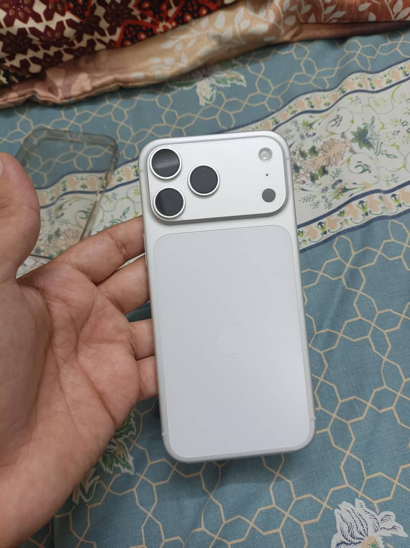 Apple iPhone 17 Pro Max 1