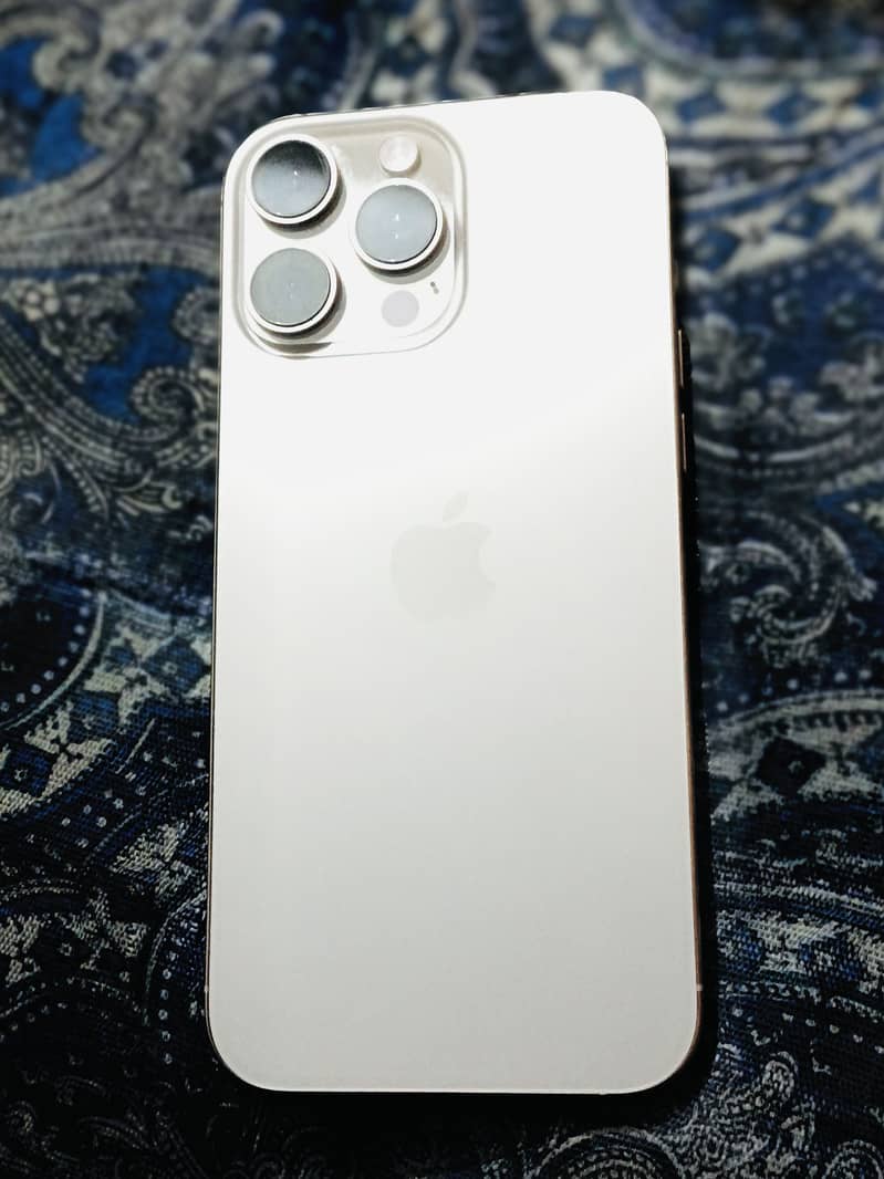 Apple iPhone 16 Pro Max 4