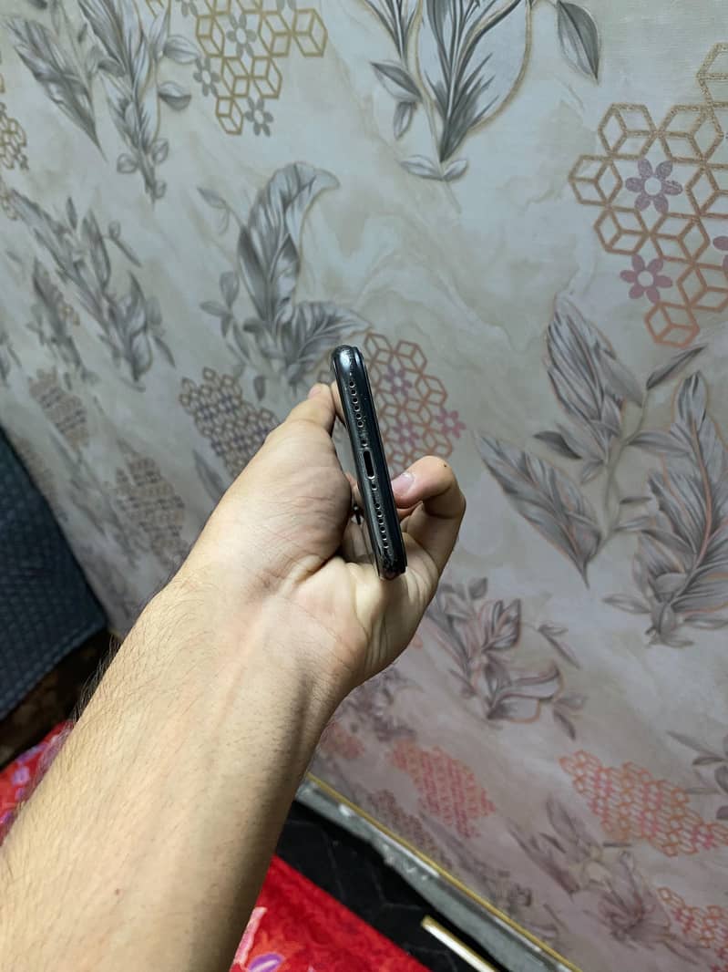 Apple iPhone X 4