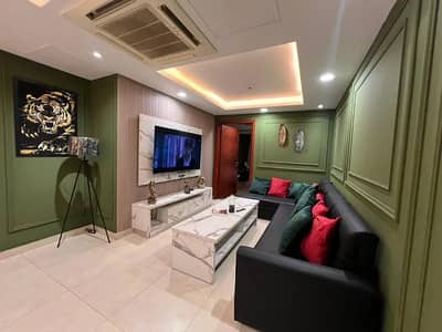 1 BED FLAT Available For PER DAY 6500 In Prime Location of Bahria Town Lahore