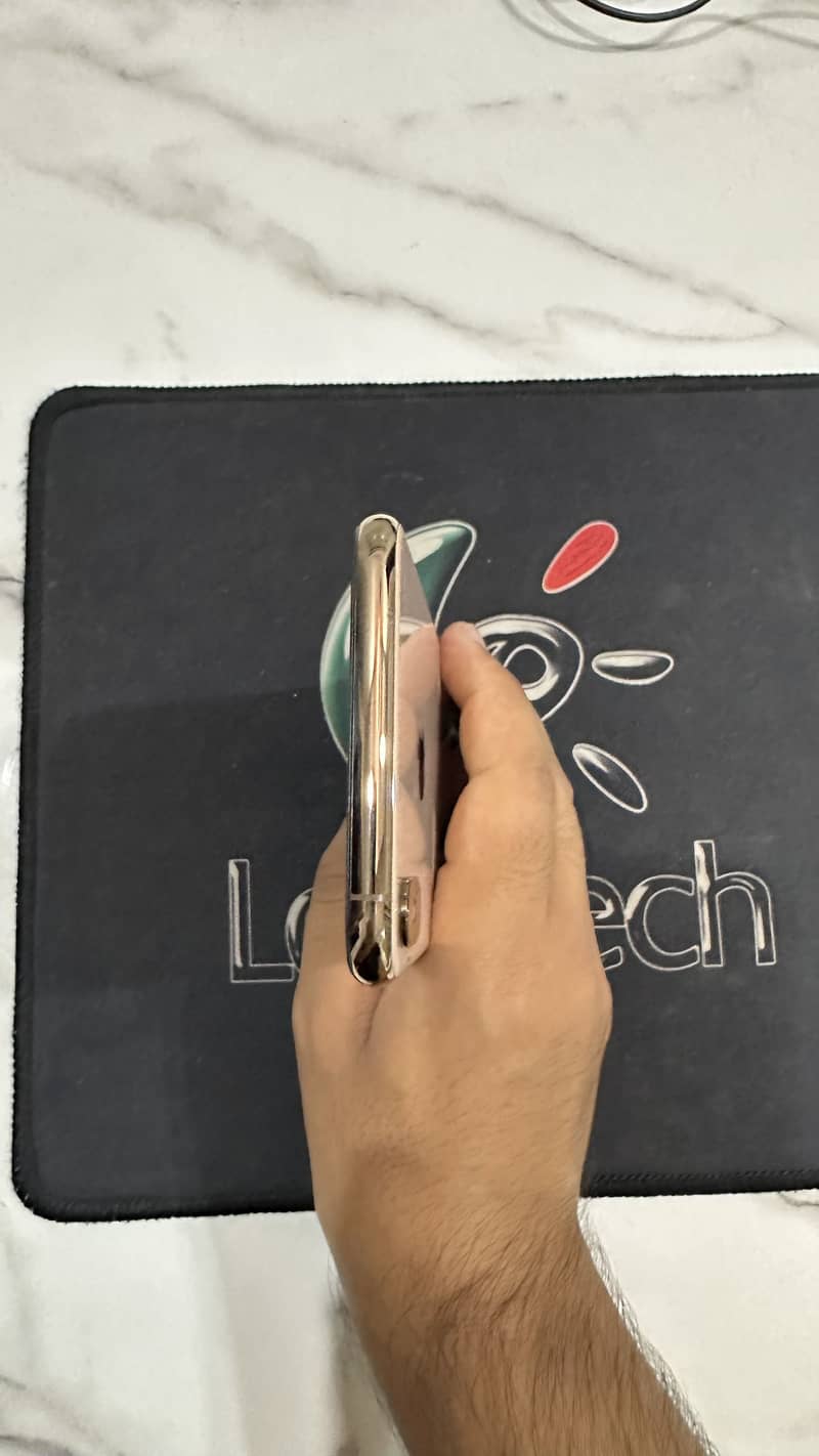 Apple iPhone XS Max 4
