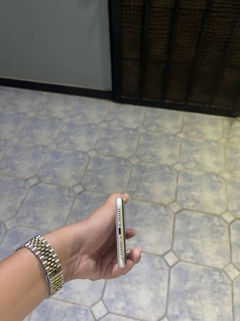 Apple iPhone 11 4