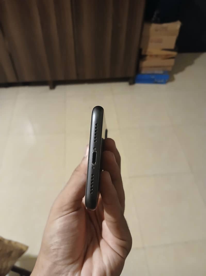 Apple iPhone 11 4