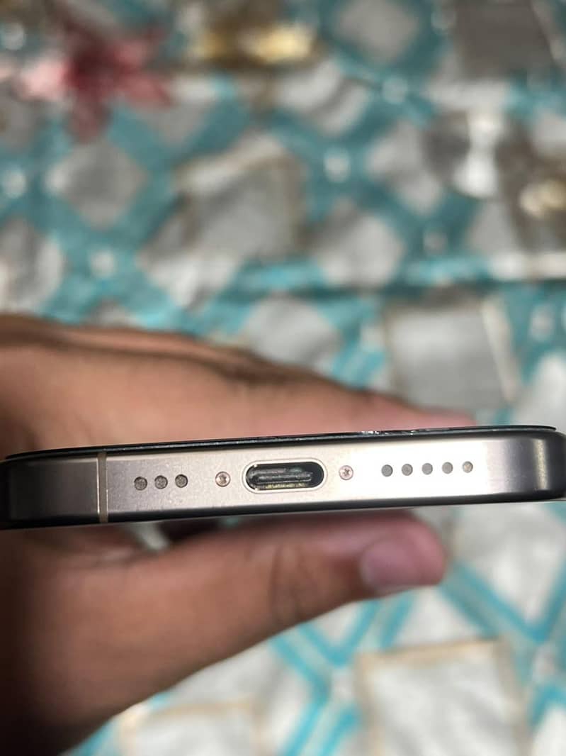 Apple iPhone 16 Pro 3