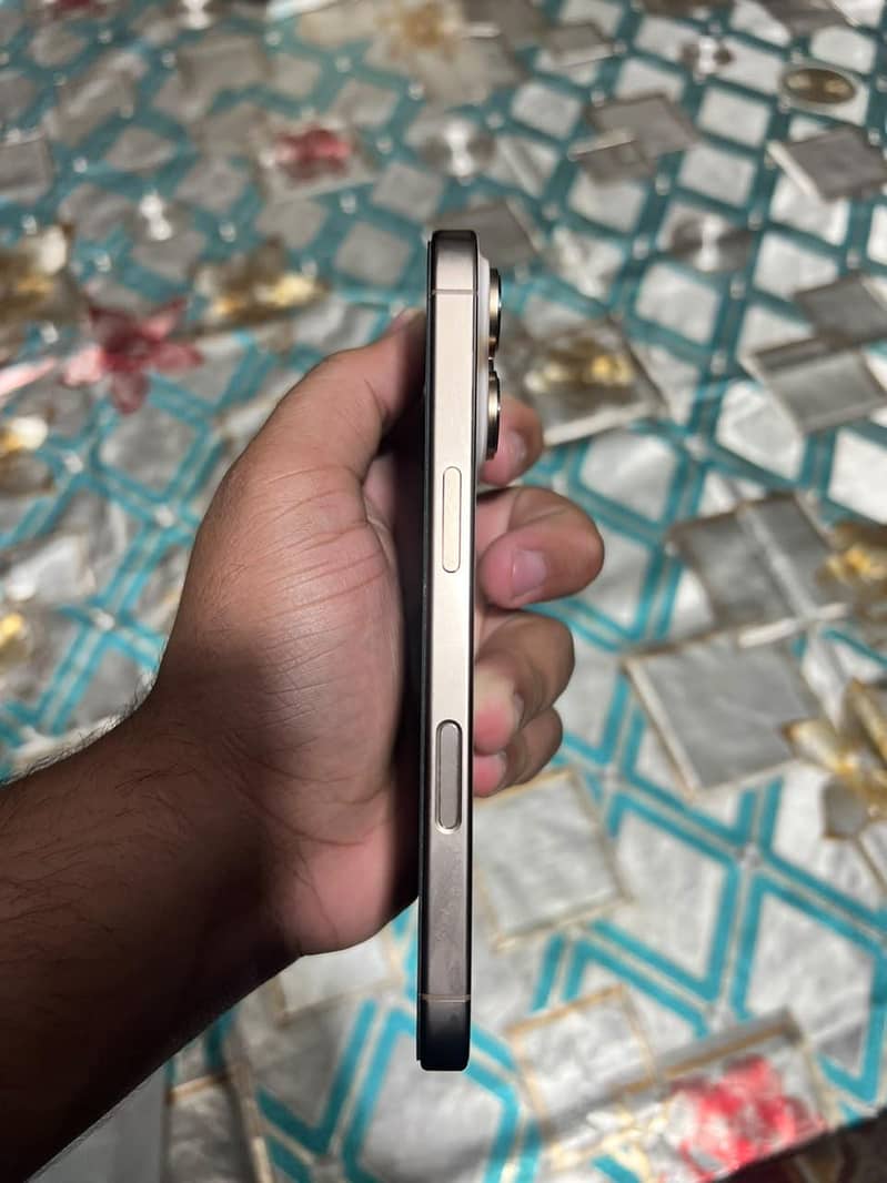 Apple iPhone 16 Pro 4