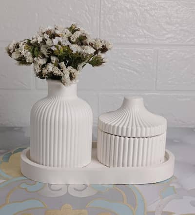 Handcrafted Fluted Vase & Thinker Statue Decor Set