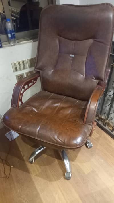 Office boss chair For Sale in Good Condition