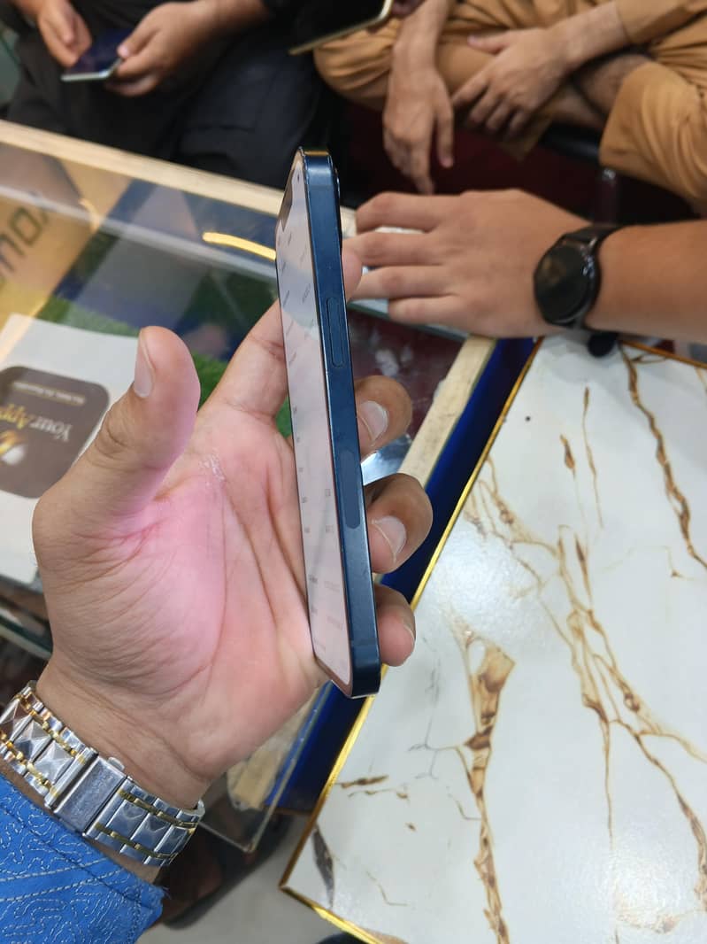 Apple iPhone 13 2