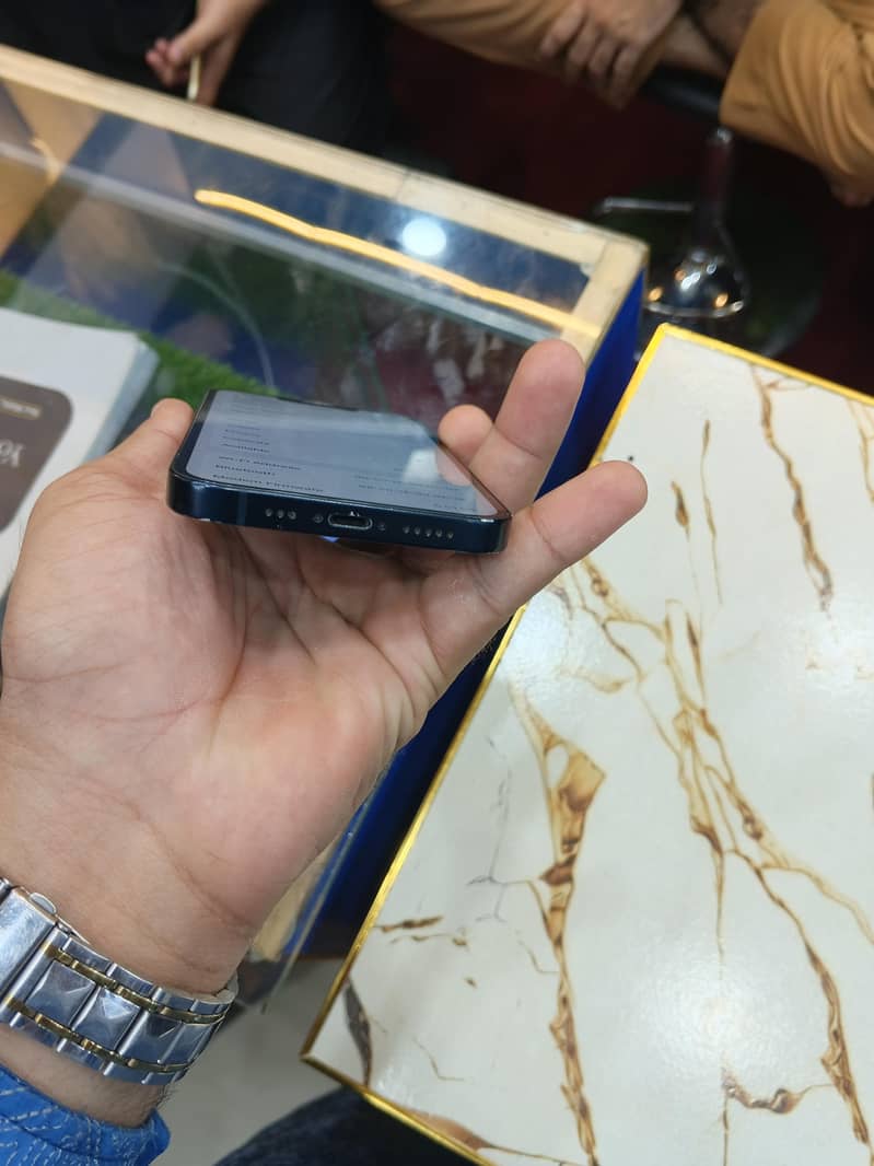 Apple iPhone 13 4
