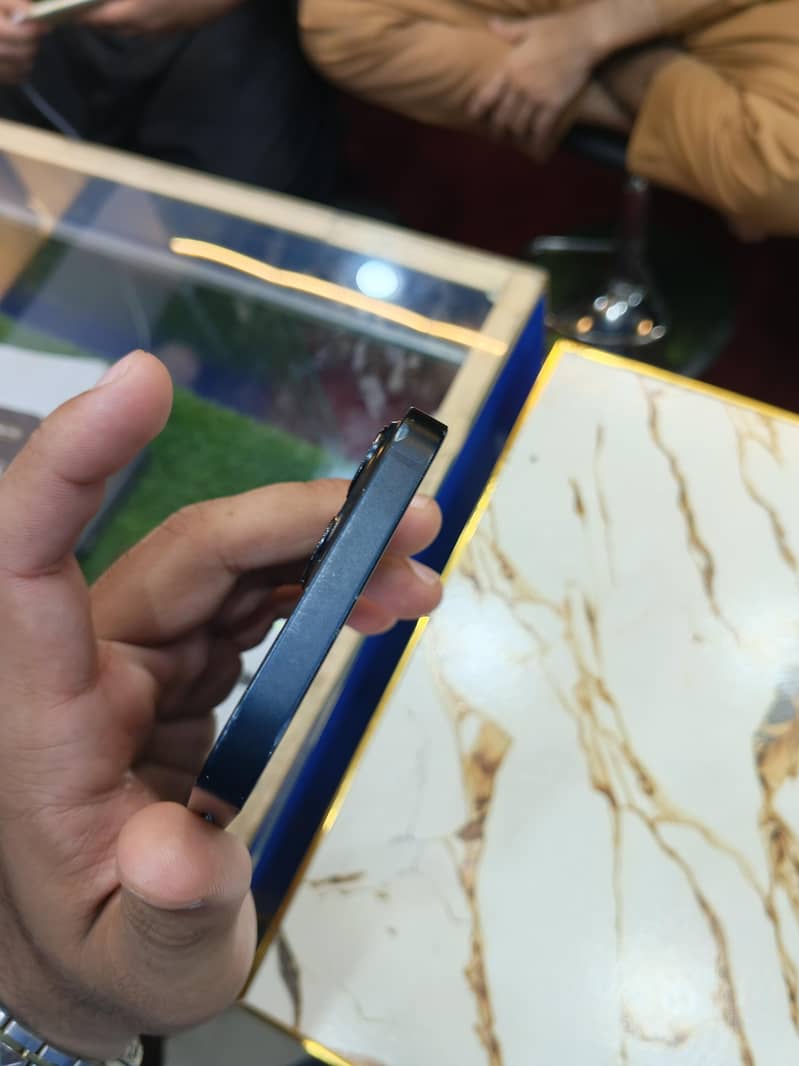 Apple iPhone 13 5
