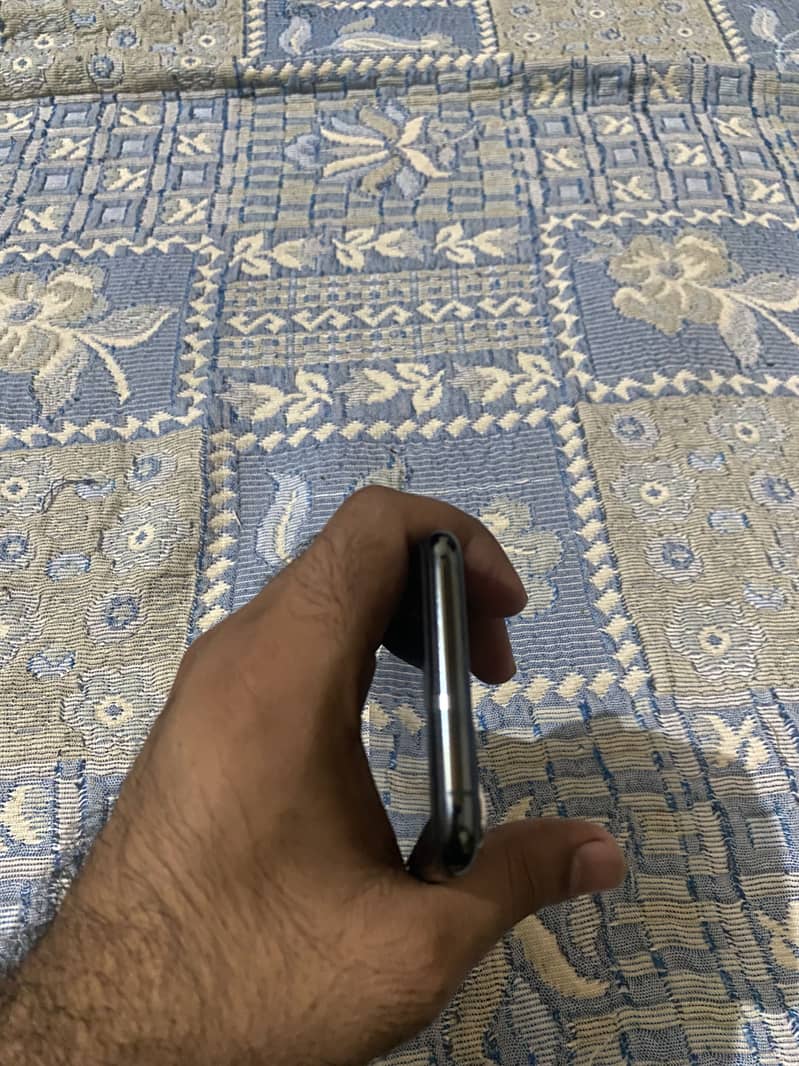 Apple iPhone 11 Pro 4
