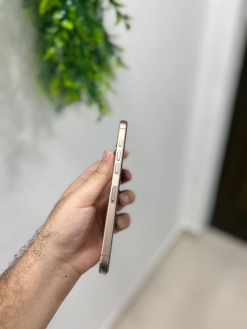 Apple iPhone 16 Pro Max 4