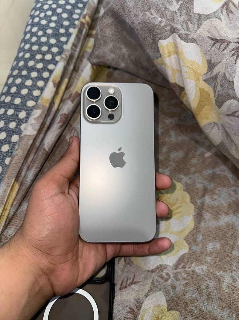 Apple iPhone 16 Pro Max 1