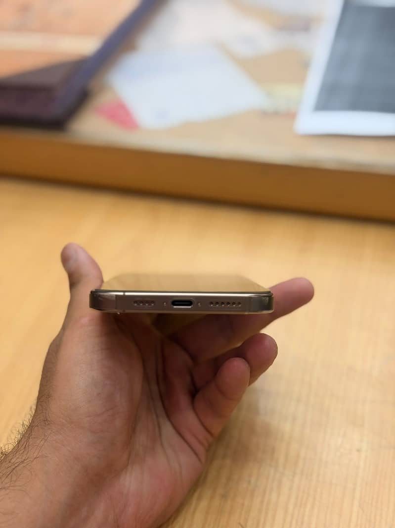Apple iPhone 16 Pro Max 0