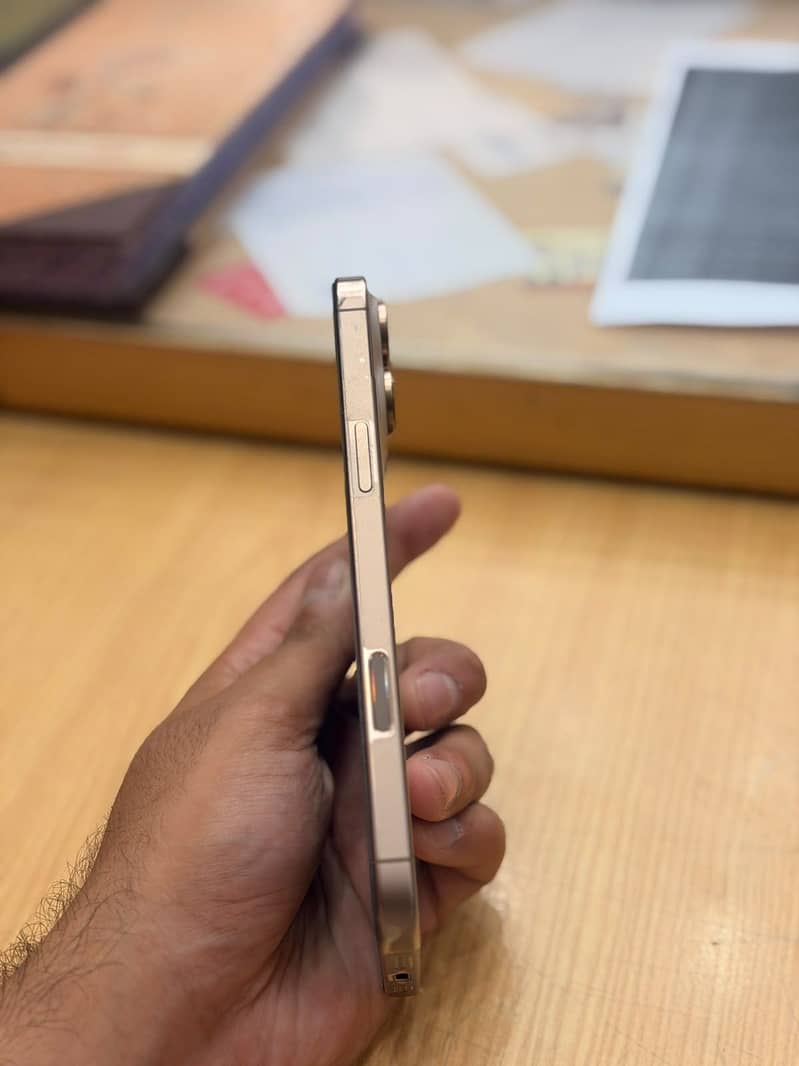 Apple iPhone 16 Pro Max 2