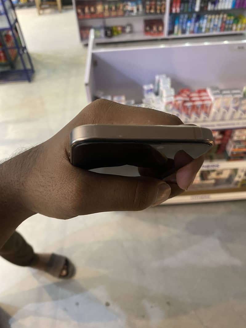 Apple iPhone 16 Pro Max 2