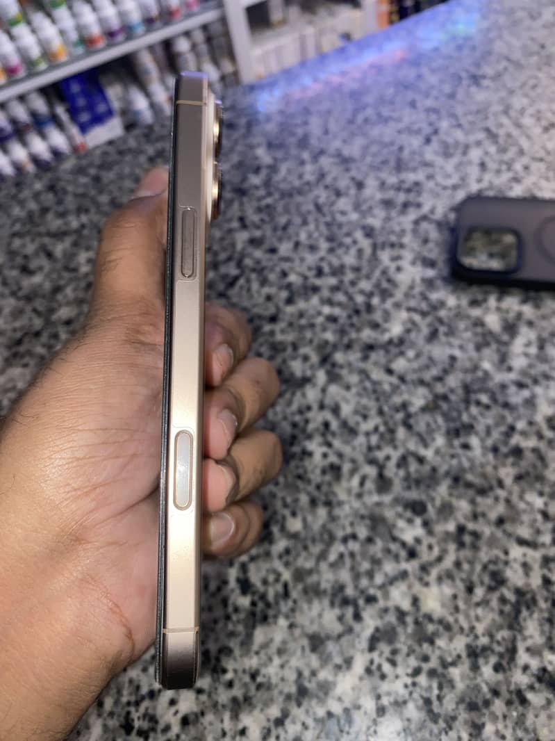 Apple iPhone 16 Pro Max 4