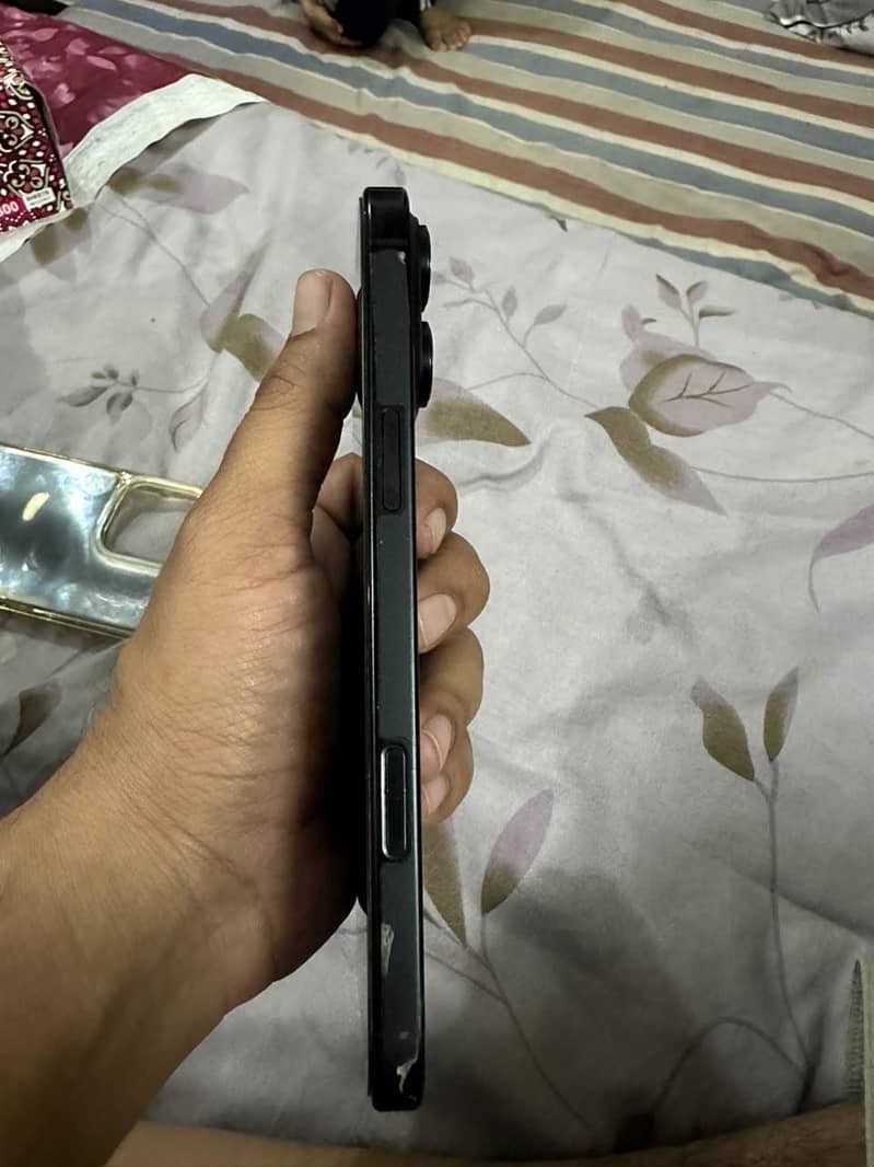 Apple iPhone 16 Pro Max 3