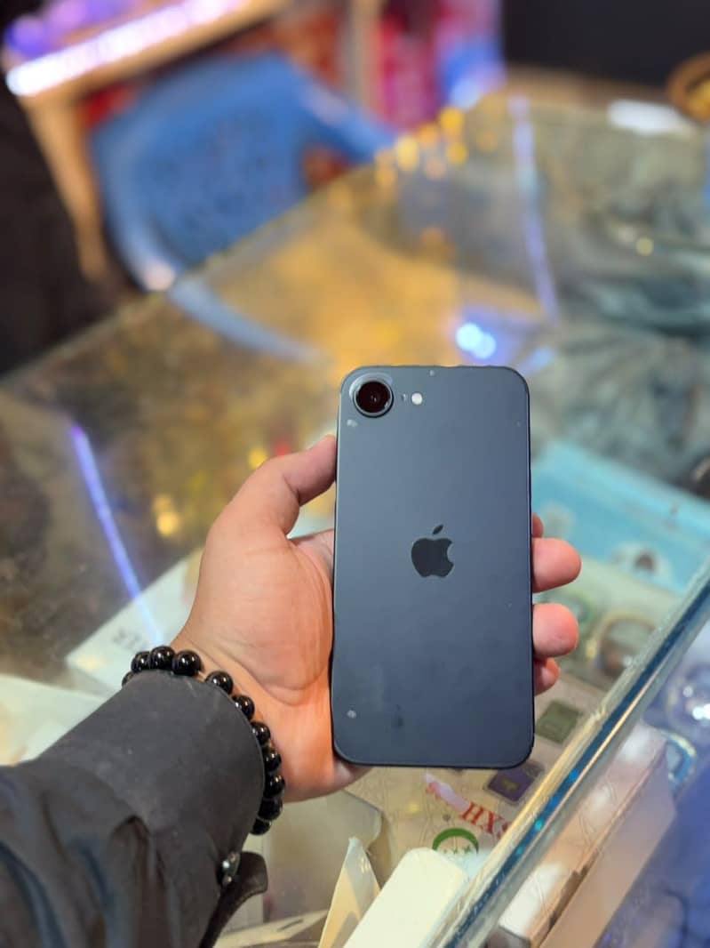 Apple iPhone 16e 0