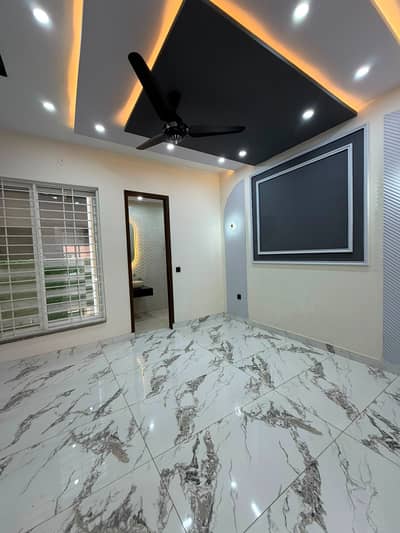 Prime Location Lower Portion Of 5 Marla Is Available For rent Park View City Lahore