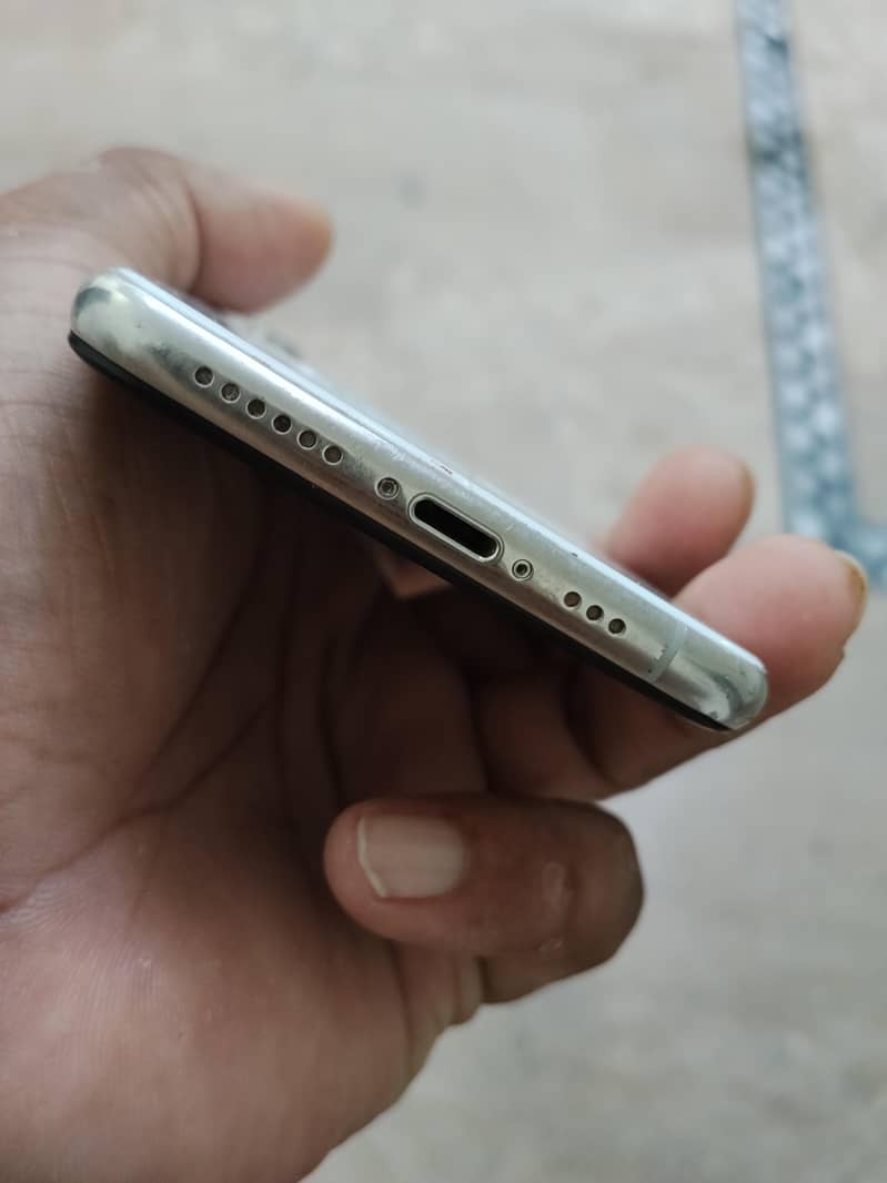 Apple iPhone X 4