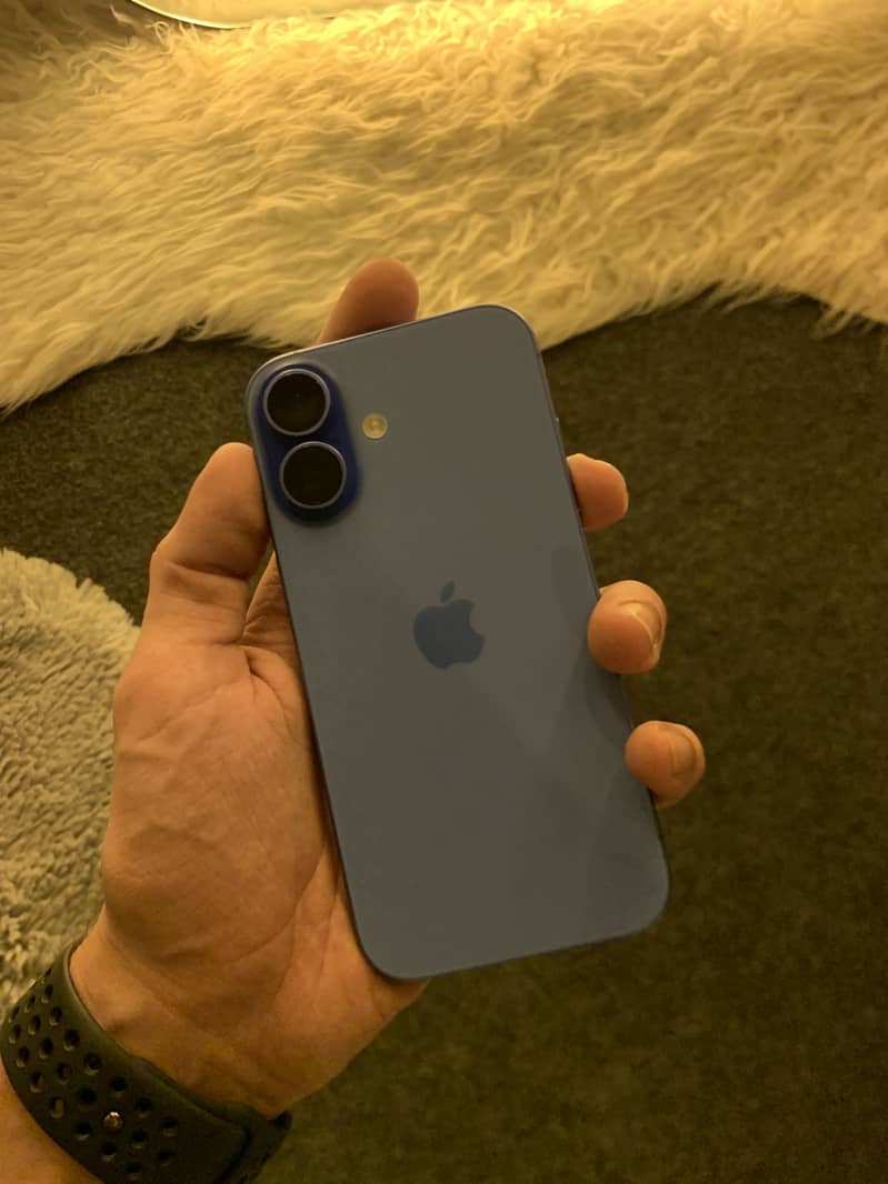 Apple iPhone 16 0