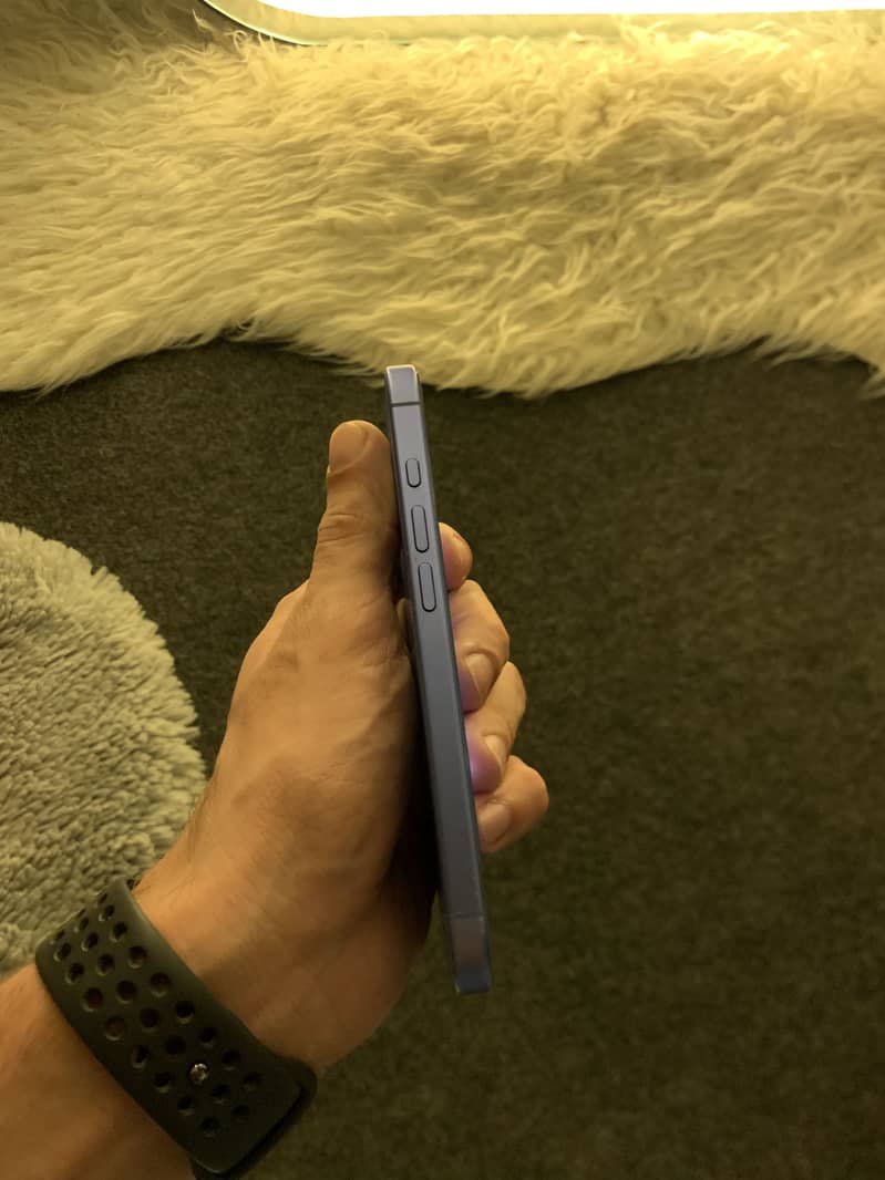 Apple iPhone 16 2