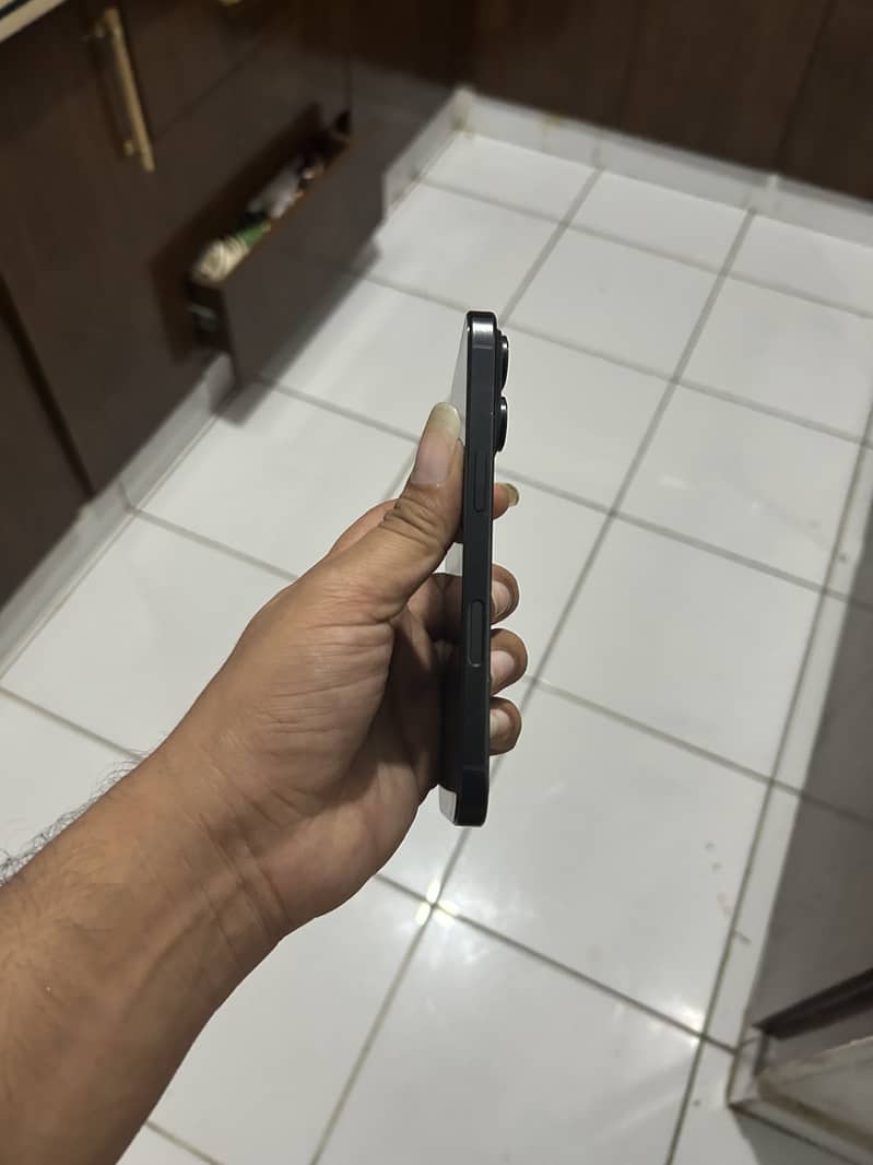 Apple iPhone 16 Pro 1
