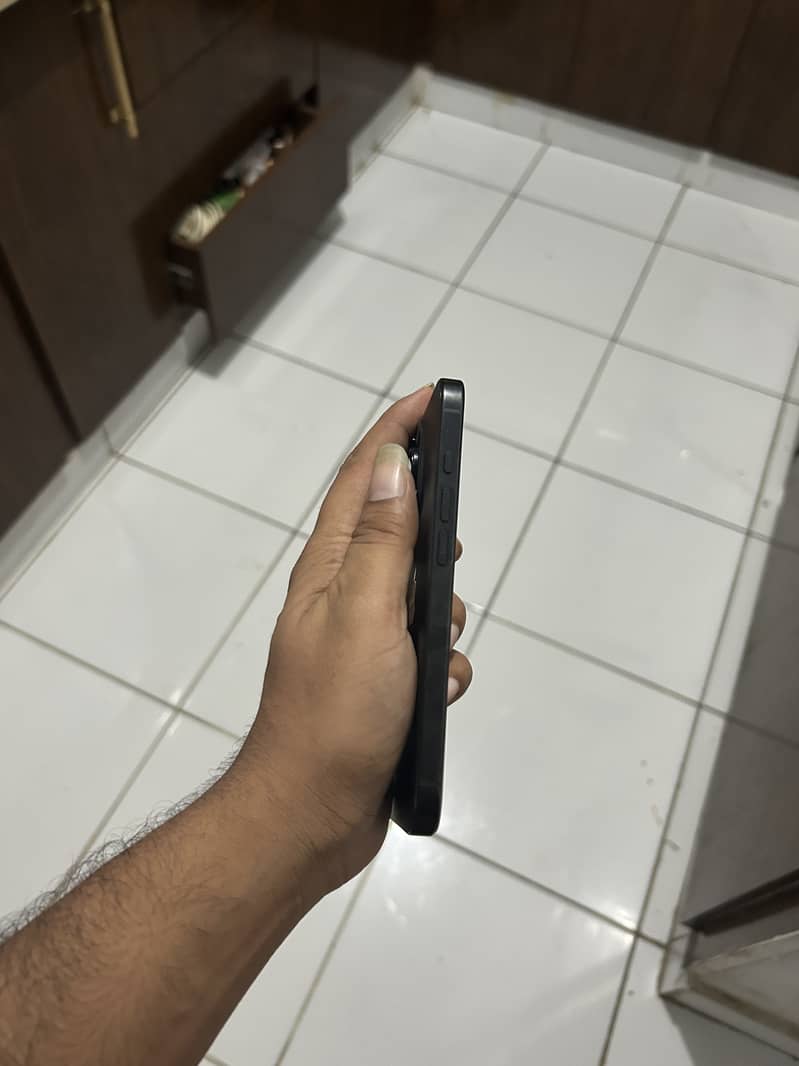 Apple iPhone 16 Pro 3