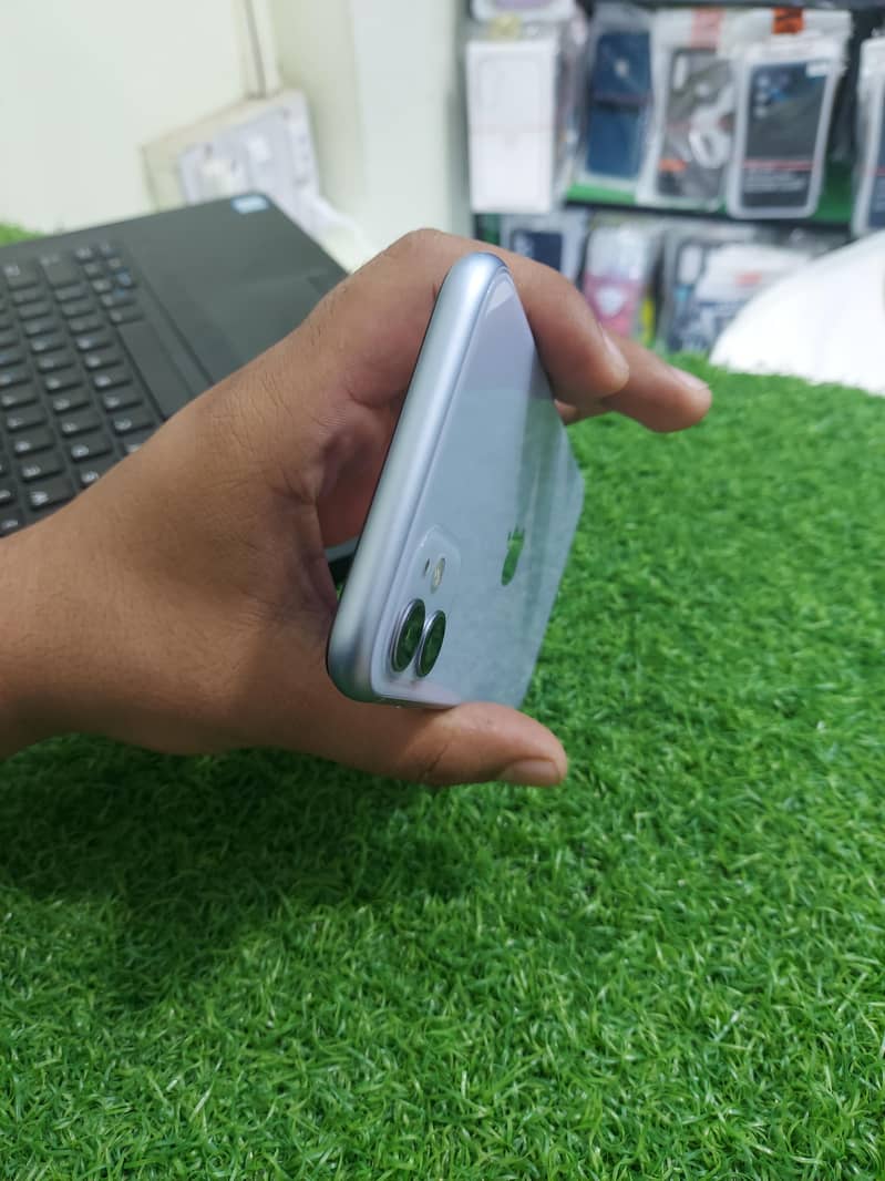 Apple iPhone 11 4