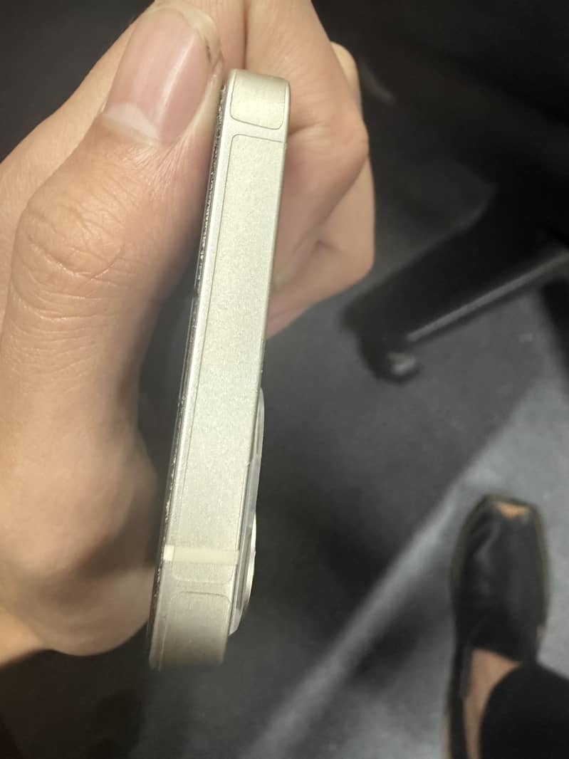 Apple iPhone 13 5