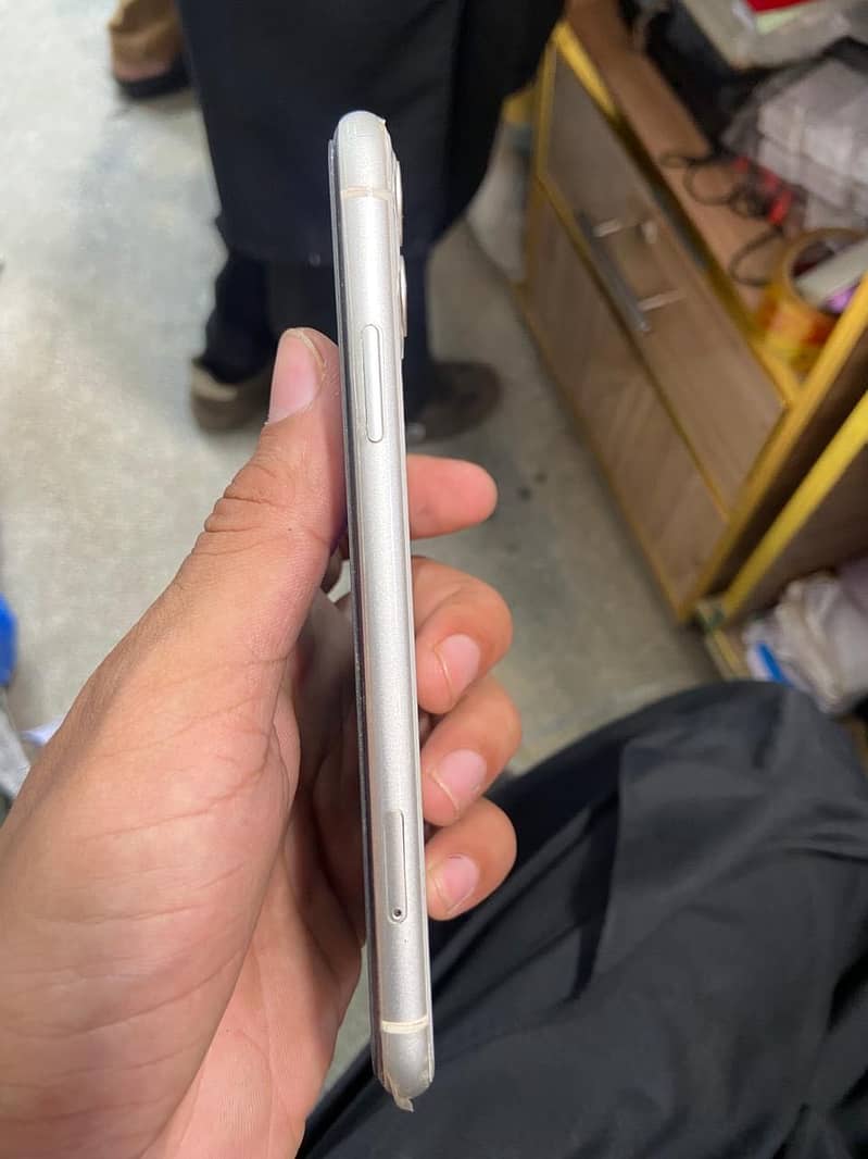 Apple iPhone 11 3
