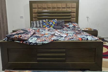 bed hai saat side table hai aur almare hai aur saat dressing table