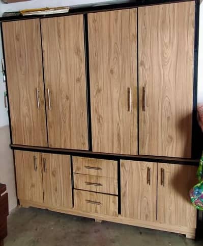 4 door wardrobe in good condition 10/9 with side tables